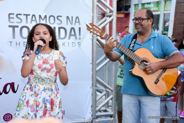 Júlia Costa se apresenta durante o Cidade Lazer na Avenida 29 de Dezembro