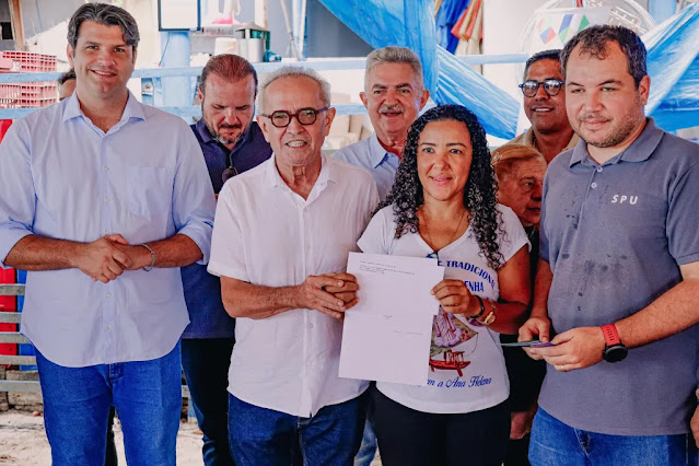 Cícero Lucena entrega certidões de regularização fundiária para 37 famílias de pescadores da Penha