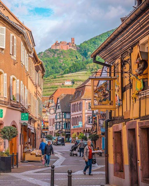 Các thị trấn nhỏ ở vùng Alsace nằm ở phía Tây Bắc của đất nước Pháp xinh đẹp được biết đến với lối kiến trúc độc đáo và màu sắc rực rỡ, trong đó nổi bật nhất phải kể đến là Ribeauville. Đây là một trong những thị trấn lâu đời nhất thời trung cổ ở Alsace, có khung cảnh tuyệt đẹp chẳng thua kém gì trong chuyện cổ tích. 