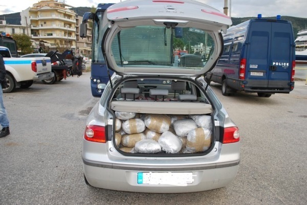 Αλβανός Μπήκε στην χώρα παράνομα με ένα αυτοκίνητο γεμάτο ναρκωτικά!!