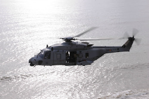 NH-90 GSPA-01 con armamento en la puerta lateral del helicóptero