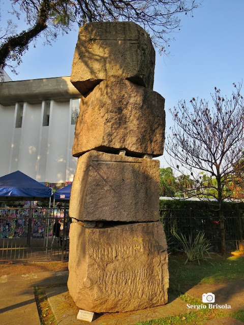 Close-up da Escultura Coluna Infinita David - MuBE - Jardim Europa - São Paulo