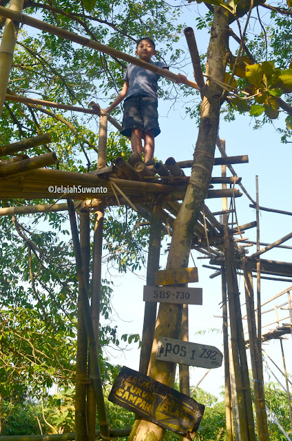 Uji keberanian menaiki jembatan bambu Pos 1 Lapang Kapal Gunung Lembu #KenSiPenjelajahKecik