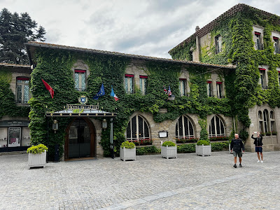 foto da fachada do hotel da la cité localizado na cidadela