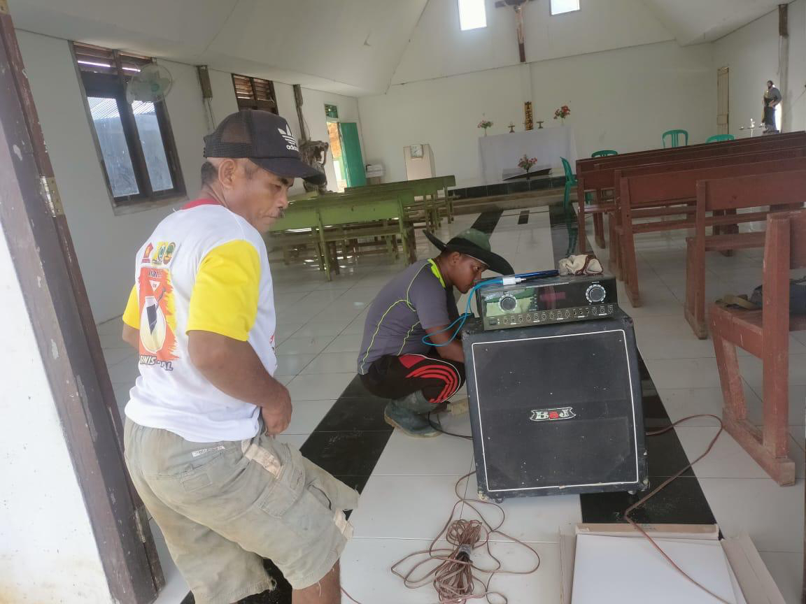 Di Lokasi TMMD, TNI Bantu Memperbaiki Sound Sistem Gereja