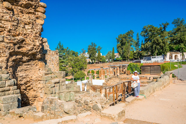 Imagen del jardín porticado detrás del Teatro