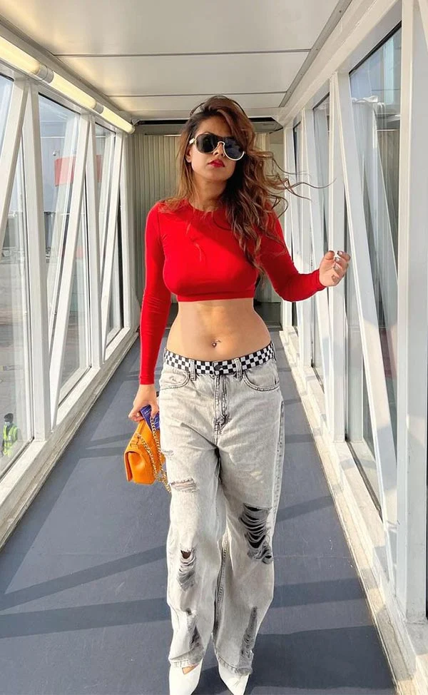 nia sharma navel piercing