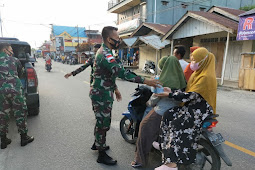 Satgas Yonif 734 Pos Kout Bagikan Takjil Buka Puasa di Kairatu