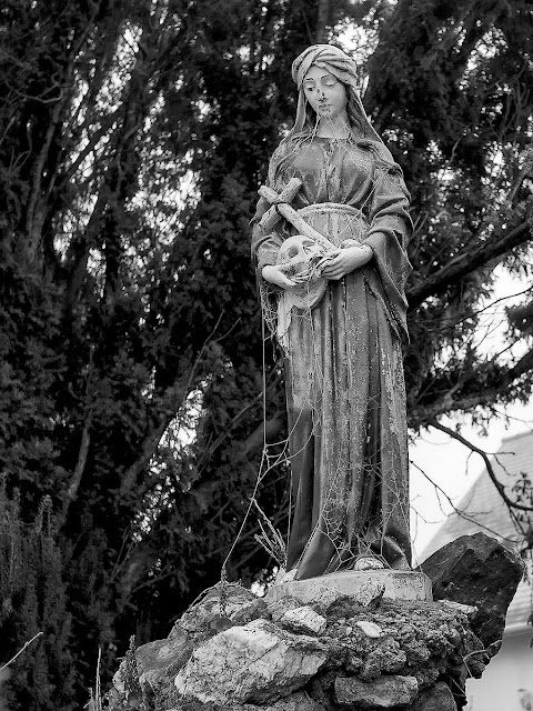 La Chesnais Pipriac statue d'une vierge à la tête de mort