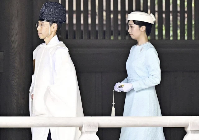 Princess Kako wore a light blue dress and pearl earrings and pearl brooch. Empress Shoken was born on 9 May 1849