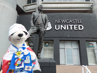 Bobby Robsons statue in front of the Newcastle United sign