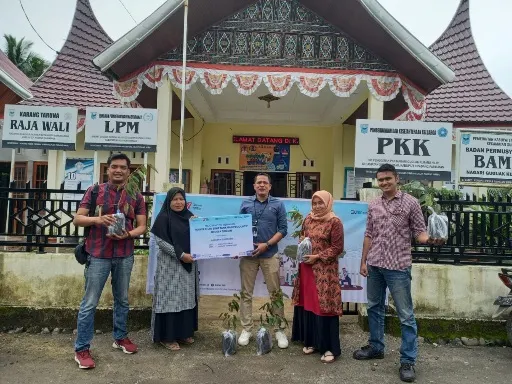 BRI Unit Sungai Limau Serahkan Bantuan Bibit Durian Sunan Untuk Nagari Guguak Kuranji Hilir Sungai Limau