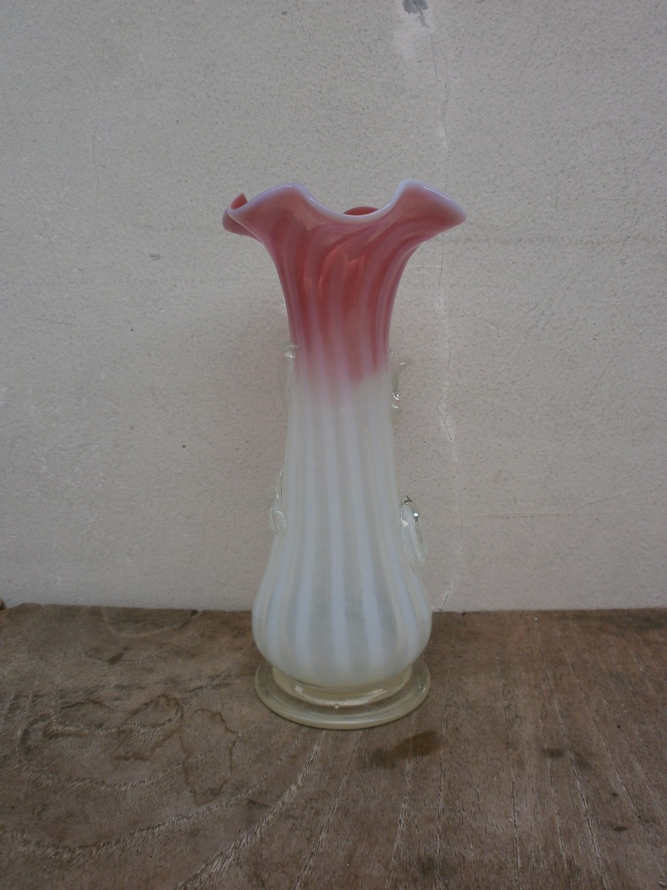 Antikpisan: Vas Bunga Kristal Milky Bibir Merah