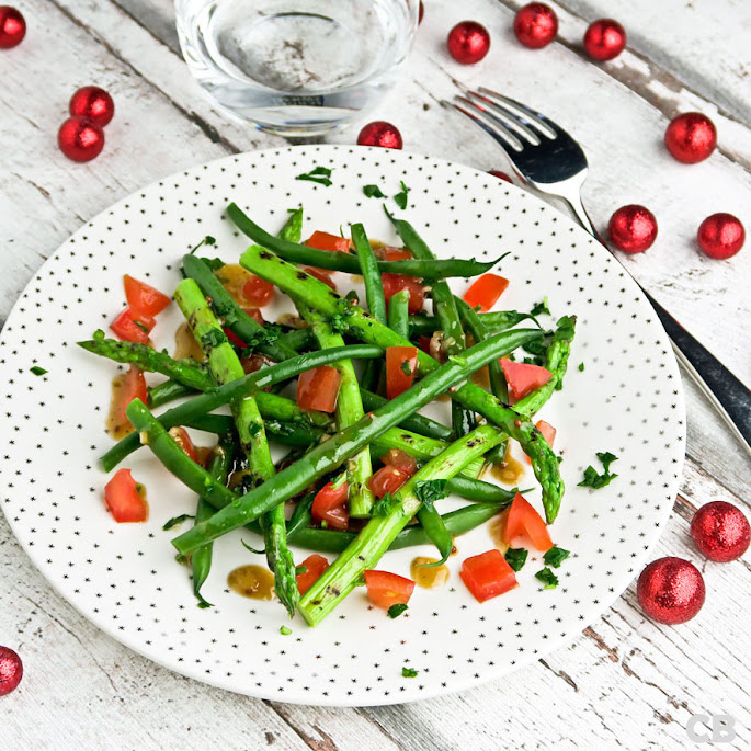 Kerstsalade van gegrilde groene asperges, haricots verts en tomaat