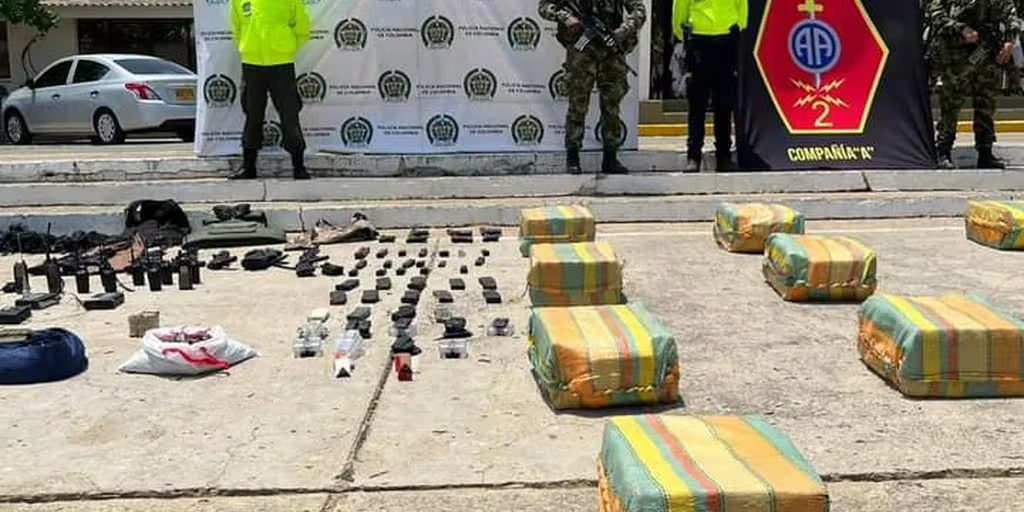 https://www.notasrosas.com/FBI, Ejército, Policía y FGN decomisan en el Cerro De La Teta (Uribia) cargamento de cocaína avaluado en 29 millones de dólares
