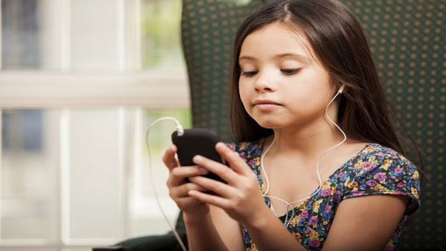 Κραυγή αγωνίας από τους ειδικούς:: «Μην δίνετε κινητά τηλέφωνα σε παιδιά κάτω των 12»