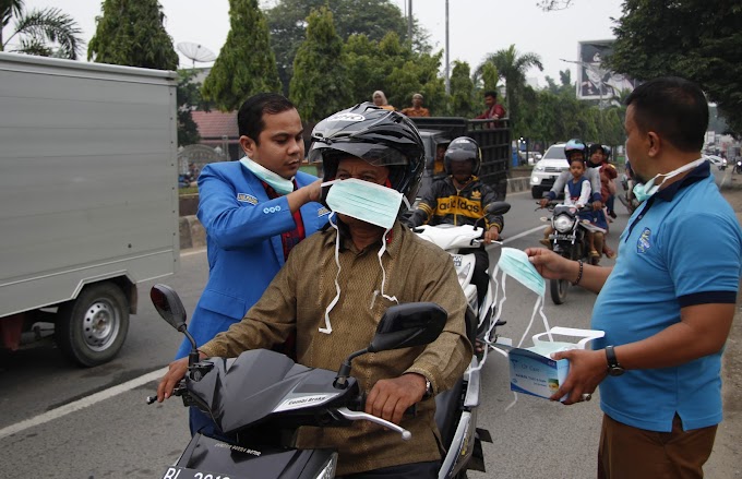 Kabut Asap Kian Parah, KNPI Aceh Utara Turun ke Jalan Bagikan Masker