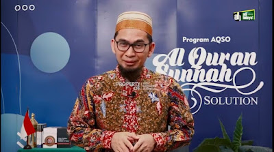 8 Hal yang Pengaruhi Akhlak Anak Menurut Islam. Akhlak merupakan dasar penting bagi kehidupan seorang muslim dan muslimah. Akhlak menurut Imam Ghazali, adalah sesuatu yang mengakar kuat dalam jiwa seseorang dan mendorongnya untuk melakukan suatu perbuatan tanpa harus dipikir terlebih dahulu. Jika perbuatan yang dilakukan baik maka disebut akhlak mulia (akhlak mahmudah). Tetapi, jika perbuatan yang dilakukan jelek maka disebut akhlak tercela (akhlak madzmumah). Akhlak seorang anak sangat ditentukan dari lingkungan kehidupannya sehari-hari. Dasar utamanya adalah pendidikan dari orangtua. Tak hanya itu, ada juga faktor lain yang juga sangat mempengaruhi pembentukan akhlak anak. Syeikh Musthafa al-Adawy dalam kitab Fiqh Tarbiyat al-Abna mengatakan bahwa terdapat 8 hal yang dapat mempengaruhi perkembangan akhlak seorang anak. Ayah dan bunda penting untuk selalu mengingatkan dan membimbing anak agar memiliki akhlak yang baik sesuai tuntunan Islam. Apa saja delapan hal yang berpengaruh besar pada akhlak anak? Pertama, saudara-saudara kandung dan kerabat- kerabatnya di rumah. Kedua, teman-teman di lingkungan sosial tempatnya tinggal. Seperti di sekolah, perpustakaan dan tempat belajar ngaji.Ketiga, para pengajar, guru, pendidik, penjaga, pelatih yang mengajari anak-anak. Keempat, segala hal yang dia lihat, dengar dan baca yang berada di lingkungan tempat tinggalnya.yang sering dikunjungi anak-anak untuk menghabiskan sebagian besar waktunya, seperti masjid, mal, atau tempat lain.Ketujuh, para tamu dan pengunjung yang datang ke rumah. Kedelapan, perjalanan, kunjungan dan tamasya yang anak-anak pernah lakukan.  Nilai-nilai Islam harus senantiasa jadi panduan dan pedoman dalam tiap aspek kehidupan. Termasuk dalam berkeluarga dan mengasuh putra putri tercinta. Hadirnya buah hati dalam sebuah keluarga, merupakan amanah. Tak hanya itu, anak juga bisa jadi penenang dan penyejuk hati serta perhiasan orangtuanya. Dalam al-Quran Allah menjelaskannya dalam QS. al-Kahfi[18] ayat 46:  Artinya: Harta dan anak-anak adalah perhiasan kehidupan dunia tetapi amalan-amalan yang kekal lagi saleh adalah lebih baik pahalanya di sisi Tuhanmu serta lebih baik untuk menjadi harapan. ( QS. al-Kahfi[18] ayat 46)  Dikutip dari Bincang Muslimah, menurut al-Maraghi dalam Tafsir al-Maraghi harta merupakan sebuah perhiasan meskipun tidak mempunyai anak, dan bukan sebaliknya. Beliau menjelaskan orang yang mempunyai anak sedang ia tidak mempunyai harta maka orang itu berada dalam kesengsaraan dan kemelaratan.  Anak dan Perhiasan Memiliki Persamaan Maka, diantara keduanya haruslah seimbang agar jauh dari kemelaratan. Pendapat al-Maraghi ini menunjukkan bahwasanya orangtua dilarang menelantarkan anak dan wajib memenuhi kebutuhan anak.  Sementara menurut Hamka dalam Tafsir al-Azhar ini merupakan ayat rayuan yang sangat indah. Allah SWT memberi peringatan bahwa harta dan anak itu memanglah perhiasan yang sangat indah. Namun sayang, perhiasan indah itu hanyalah bersifat sementara karena memiliki batasan waktunya.  Dalam tafsir Kemenag (Dapartemen Agama RI, al-Quran dan Tafsirnya: 2006), ayat ini mengabarkan kepada kita semua bahwasanya anak merupakan perhiasan yang harus dijadikan jalan bagi orangtua untuk melakukan amal saleh yang akan mengantarkan kepada ridho Allah SWT.   Jika orangtua memperlakukan anak dengan cara yang tidak baik dan tidak mengundang pahala serta ridho Allah SWT maka kehadiran anak akan berubah menjadi sebuah cobaan.  Allah telah menjelaskan yang menjadi kebanggaan manusia di dunia ini ialah harta benda dan anak-anak, karena manusia sangat memperhatikan keduanya. Banyak harta dan anak dapat memberikan kehidupan dan martabat yang terhormat kepada orang yang memilikinya. Sebaliknya, juga dapat menjadikan seseorang takabur dan merendahkan orang lain.  Referensi : 8 Hal yang Pengaruhi Akhlak Anak Menurut Islam