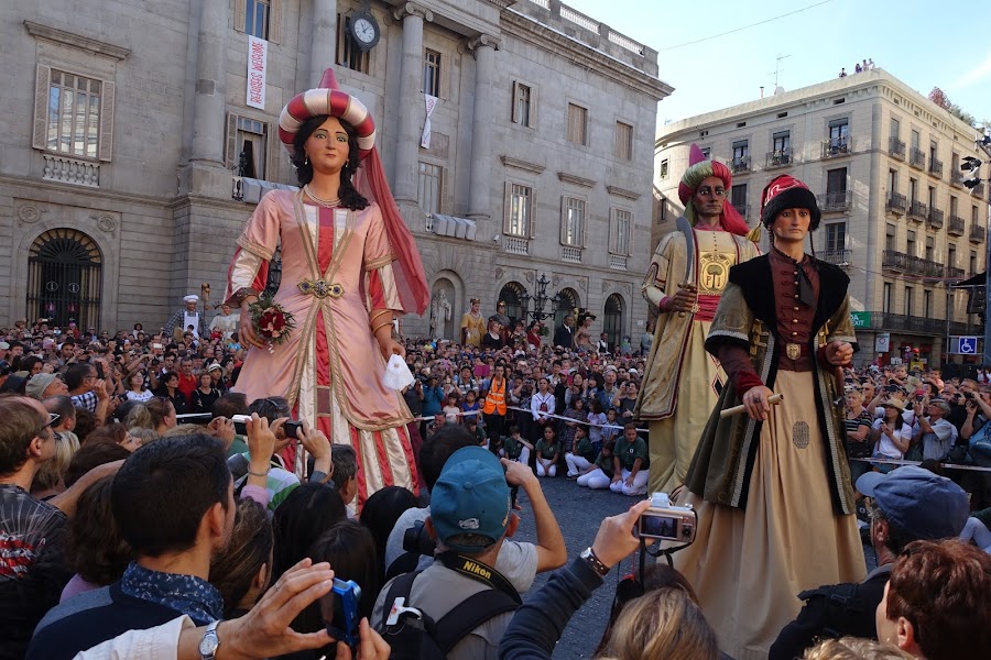 メルセ祭 La Merce 巨大人形のダンス Mati Gegant Xxii Mostra De Balls De Gegants I Passada De Nans I Gegants バルセロナ メルセ祭旅行