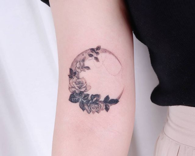 30 tatuagens de lua para mulheres que buscam transformação