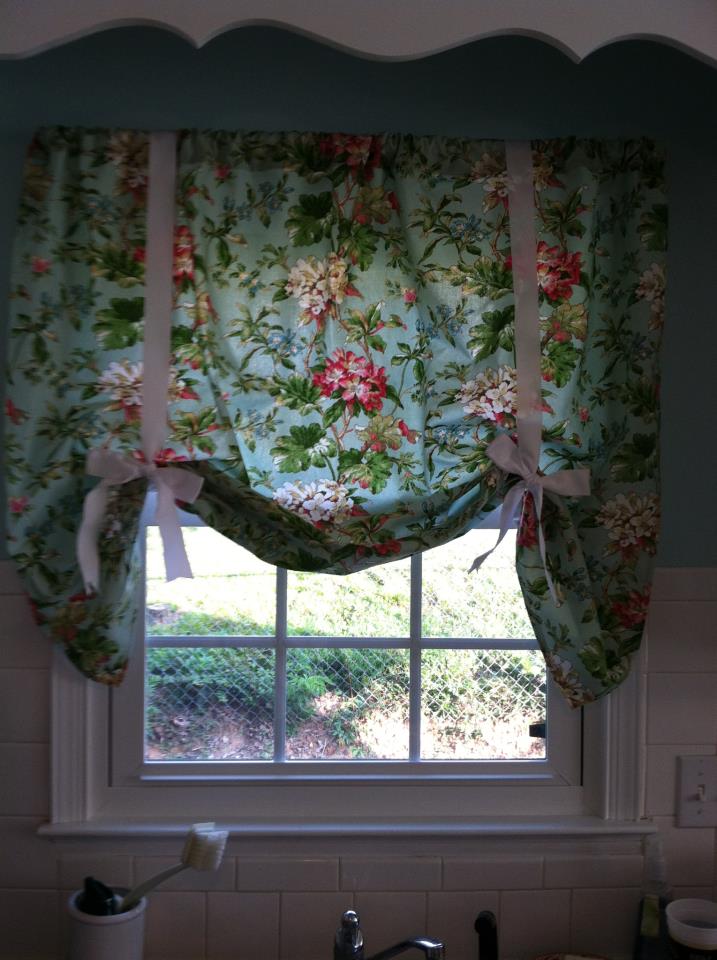 Faith, Family and Friends: DIY Kitchen -- Curtains