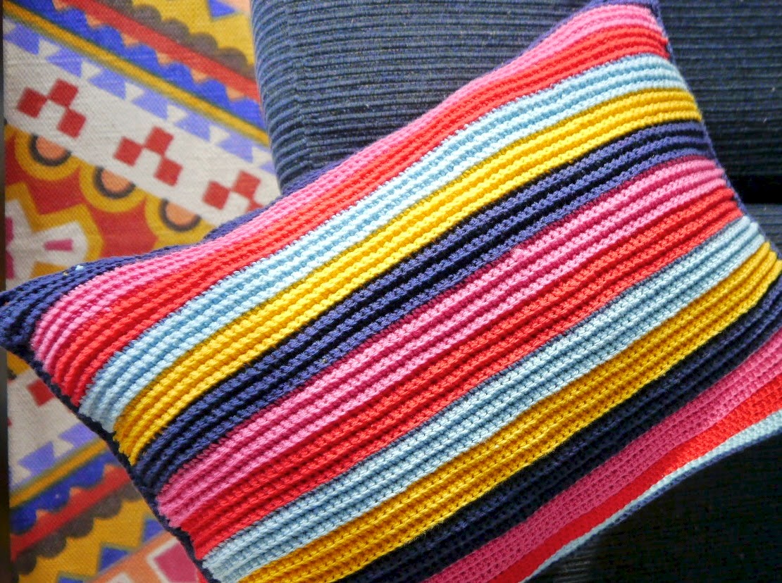 a FREE tutorial for this gorgeous colourful cushion from Sarita Creative