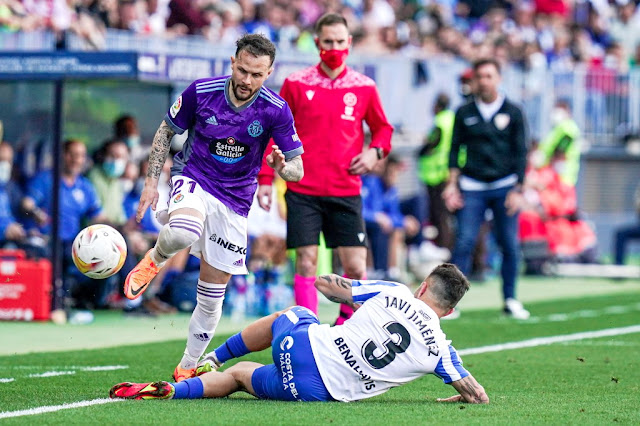 Iván Sánchez, que debutó como titular, se escapa de Javi Jiménez. MÁLAGA C. F. 2 REAL VALLADOLID C. F. 2 Sábado 09/04/2022, 18:15 horas. Campeonato de Liga de 2ª División, jornada 35. Málaga, estadio de La Rosaleda: 18.004 espectadores.