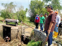 BUPATI MOJOKERTO dr.Hj.IKFINA FAHMAWATI, M.Si. Dan FORKOPIMCA Pungging Meninjau Bangunan Yang Hancur Diterjang Banjir Kali Sumber Pasinan