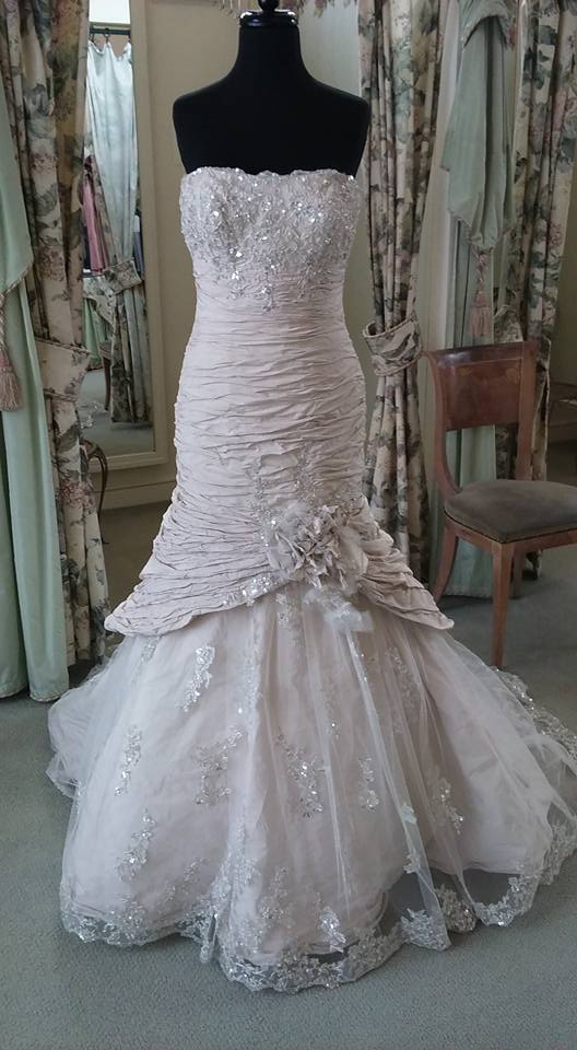 Elizabeth s Bridal  Manor Ian Stuat Wedding  Gown  