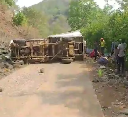  In Kawardha, Chhattisgarh, a pickup truck overturns, killing eighteen people
