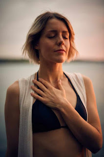 Foto de mujer respirando en un post sobre respiración en Pilates