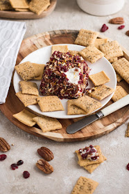 Pyramide de chèvre aux noix de pécan et cranberries