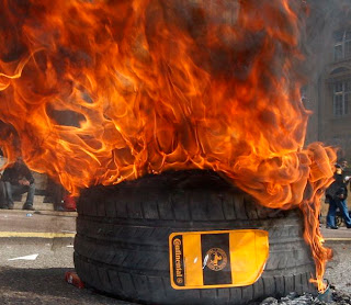 pneu en flamme pendant une manifestation des ouvriers de Continental à Clairoix dans l'Oise