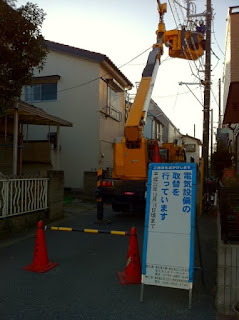 新居の新しい電柱に電線取り替え