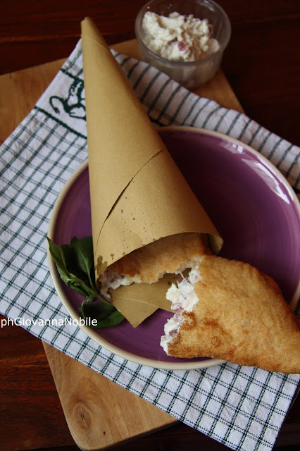 Pizze fritte con ricotta, mozzarella e salame