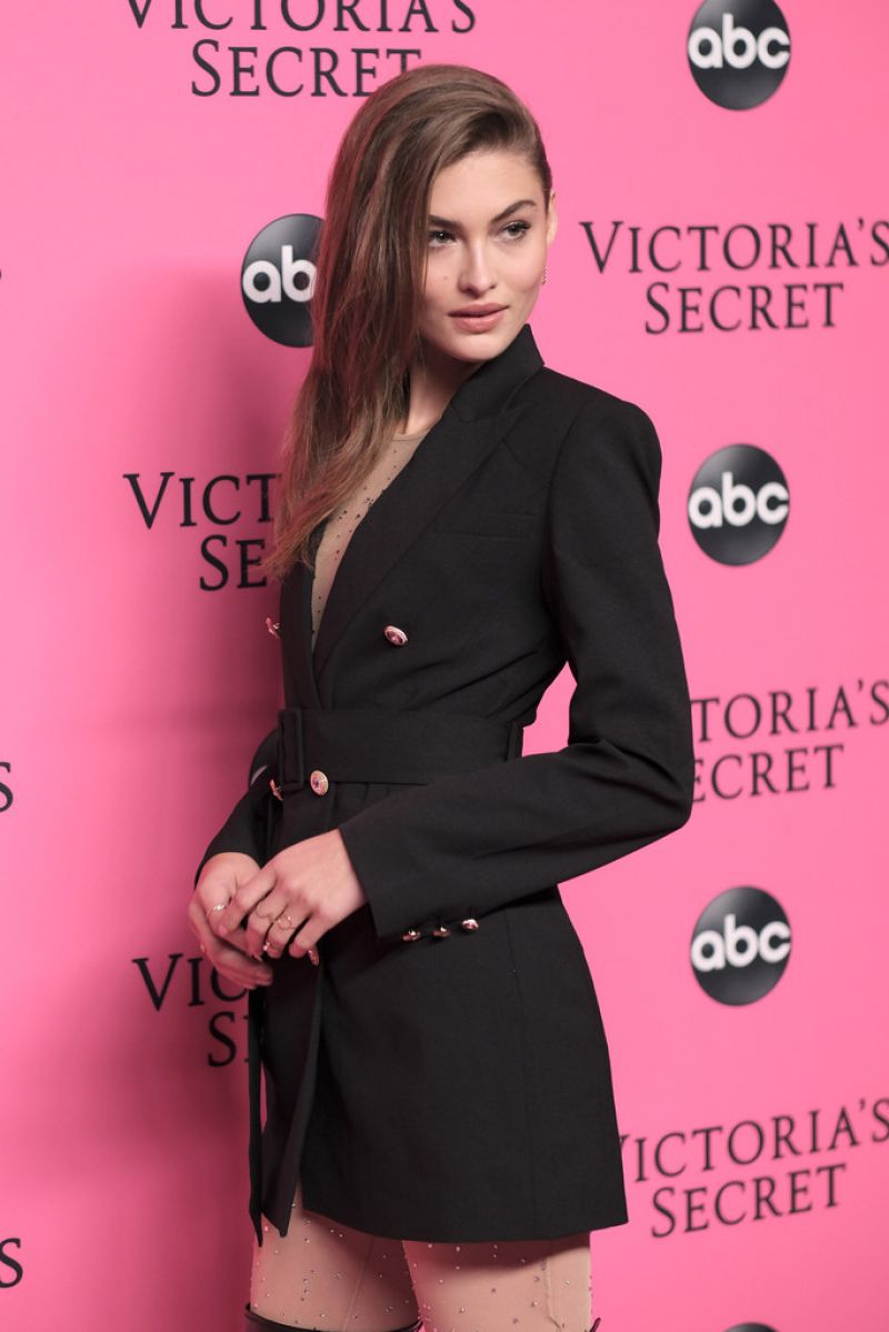 Grace Elizabeth best red carpet dresses photos