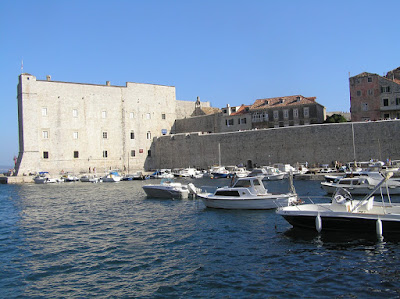 by E.V.Pita.... Dubrovnik (Croatia) city walk (1,5 hours) / por E.V.Pita.... Paseo por Dubrovnik (Croacia) en 1,5 horas ... http://thecrazytourist.blogspot.com/2012/03/dubrovnik-croatia-city-walk-15-hours.html 