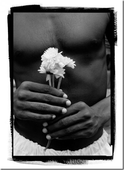 ....carregando as cicatrizes da escravidão, o negro, ainda forte, nobre e delicado, em manifestação de fé e esperança empunha a bandeira branca do amor e da devoção, simbolizando a ternura do universo e o cuidado humano.
