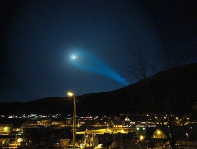 Fênomeno luminoso no céu da Noruega (Foto: Anita Olsen/AP)