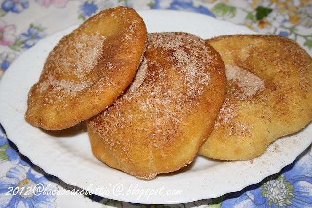 Pizzette fritte e...dessert con zucchero e cannella