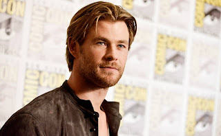 Christopher Hemsworth (Melbourne, 11 de agosto de 1983) é um ator australiano. Famoso por interpretar o papel de Kim Hyde na novela Home and Away, se tornou conhecido por seu papel como Thor no Universo Cinematográfico Marvel. Outros trabalhos em que teve destaque, Kevin no filme Caça-Fantasmas e o caçador Eric em Branca de Neve e o Caçador e O Caçador e a Rainha do Gelo, foi eleito o "homem mais sexy do mundo" pela revista "People.Descrição: Foto do peito para cima em fundo com painel desfocado. Christopher é um homem jovem de pele branca, rosto oval, cabelo liso castanho claro com mechas douradas penteados para trás em desalinho, uma fina mecha cai sobre a testa, sobrancelhas espessas, olhos verdes amendoados pequenos, nariz reto, lábios médios, barba e bigode por fazer; usa jaqueta de nobuck marrom aberta sobre o peito desnudo.