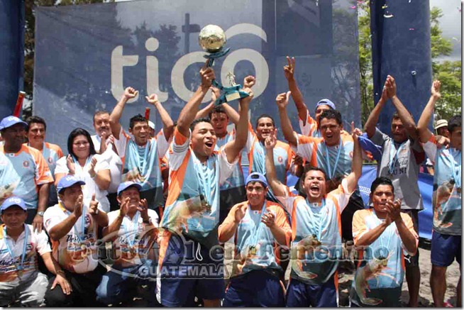 con la copa de bicampeones pesqueros de sipacate