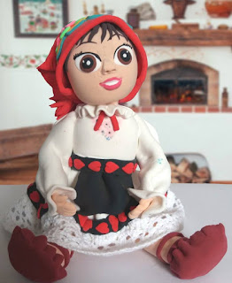Figurina pentru tort fetita in costum popular realizata de Sa Modelam. Figurinele se pot personaliza la comanda.
