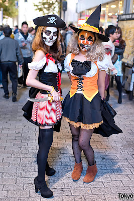 Do you want to become sexy and attractive pirate girls on Halloween? Here is a great costume idea for you.