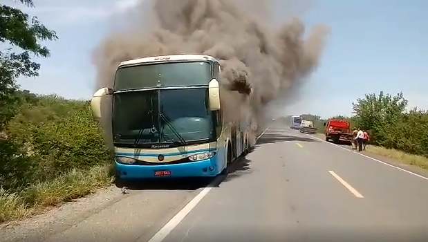 Ônibus da empresa Novo Horizonte pega fogo e passageiros saem às pressas em Oliveira dos Brejinhos