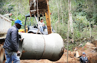 No Córrego do Príncipe, uma equipe faz a construção de uma rede de águas pluviais, para captação da água