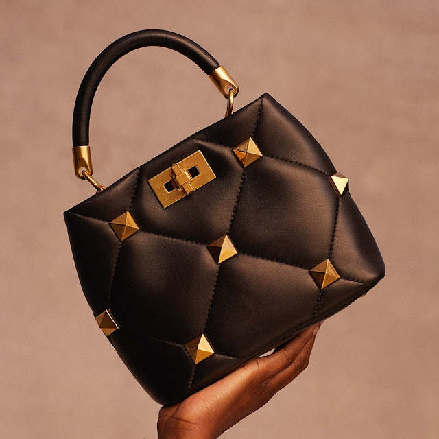 accessori primavera 2021 tendenza accessori primavera 2021 borsa roman stud Valentino anelli le mans  fermacapelli a forma di delfino accessories for spring 2021 design e fashion mariafelicia magno fashion blogger colorblock by felym fashion bloggers italy