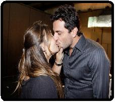 Rodrigo Lombardi beija a mulher após desfile