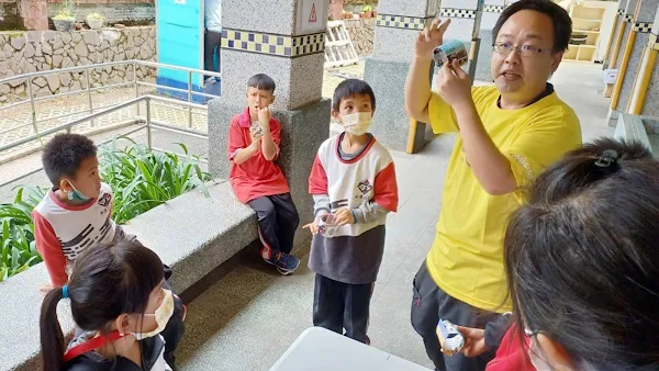 ▲大葉大學消防學程周中祺老師(右，黃衣)向小朋友介紹科學原理。（記者林明佑翻攝）