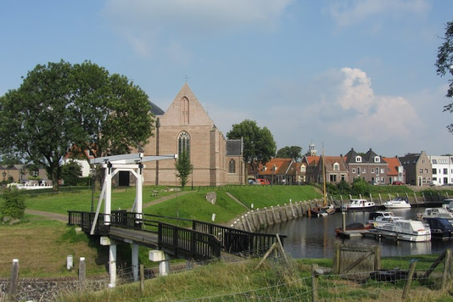 gezicht op Vollenhove vanaf de havenkant